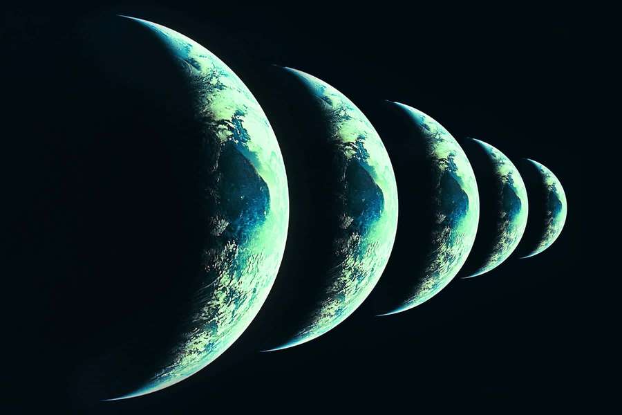 Viisi puolikuun muotoista Maata haalistumassa avaruuteen mustaa taustaa vasten. — Parallel Universe Taustakuvat
