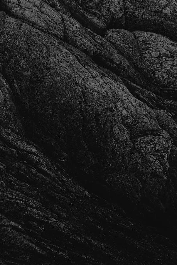 Primer plano de formaciones rocosas oscuras y texturizadas con sombras profundas. — Pared oscura Fondos de pantalla