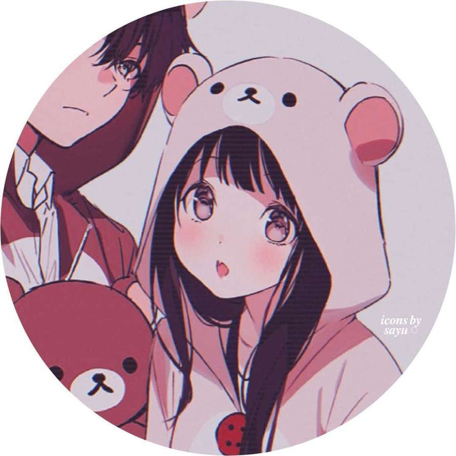 Chica anime en sudadera rosa de oso parece sorprendida con niño y osito detrás de ella. — Pareja Fondos de pantalla