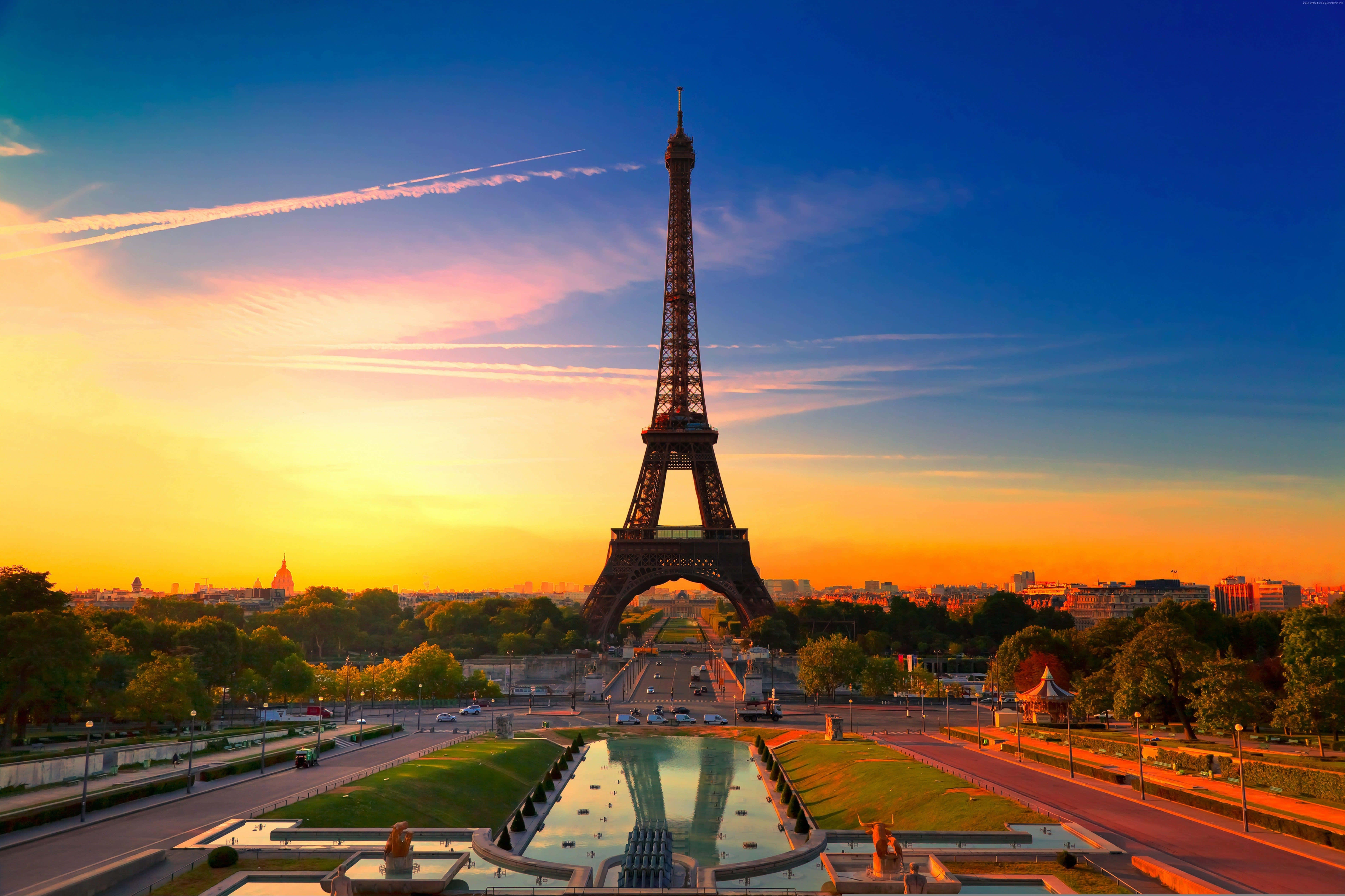 Eiffel Tower at sunset with golden sky and water reflection — Paris Eiffel Tower Wallpaper