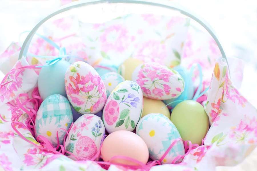 Ovos de Páscoa coloridos com desenhos florais em um cesto forrado de papel rosa. — Páscoa pastel Papéis de Parede