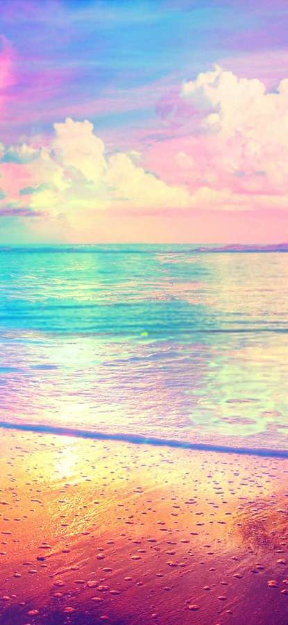 Pastellfarbener Strand mit sanften Wellen und weichen Wolken, die sich im Wasser spiegeln. — Pastellstrand Bild Wallpaper