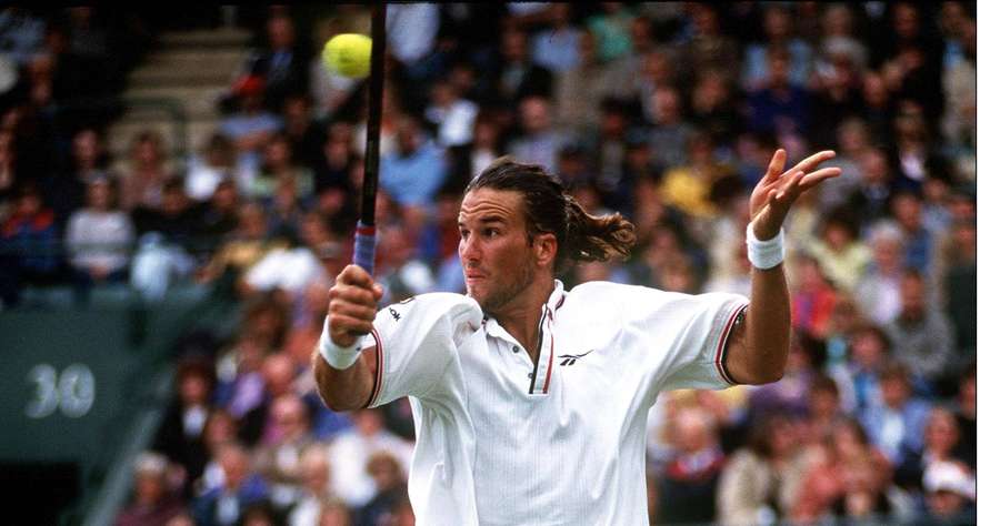 Tennispelaaja syöttää ottelun aikana yleisön taustalla. — Patrick Rafter Taustakuvat