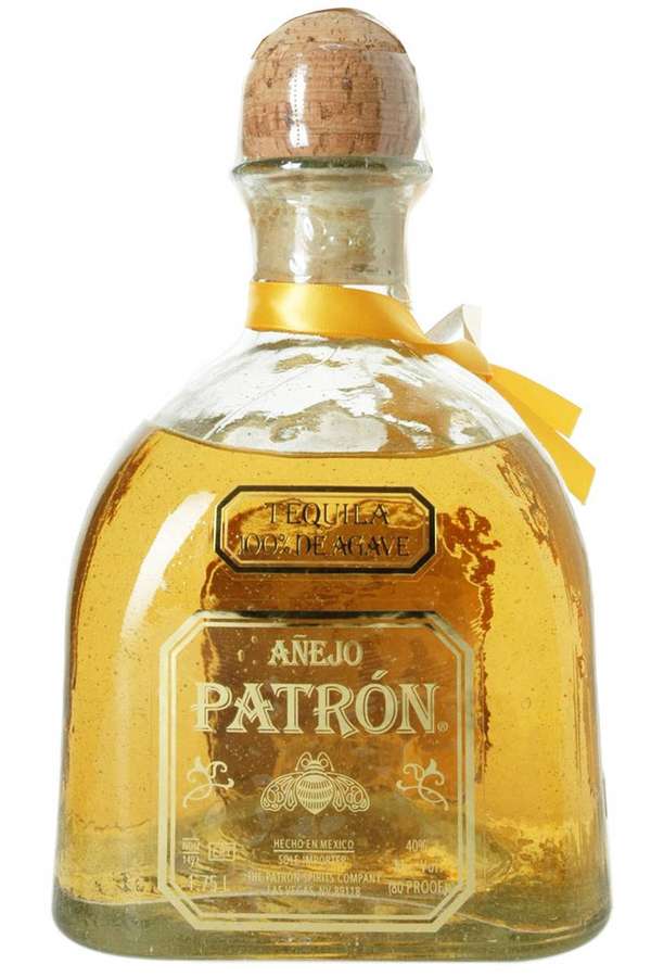 Uma garrafa de tequila Patrón Añejo com líquido dourado e fita amarela. — Patrono Papéis de Parede