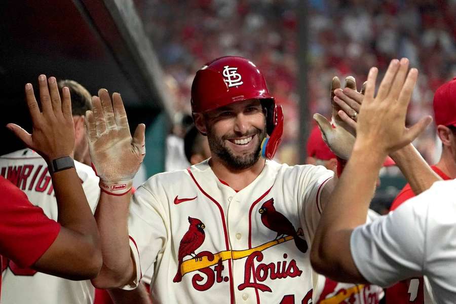 Baseballspieler gibt Teamkollegen im Dugout High-Five, gekleidet in Cardinals-Trikot. — Paul Goldschmidt Wallpaper
