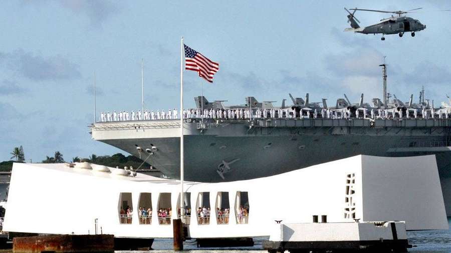 Portaerei con marinai e un elicottero in volo vicino a un memoriale bianco. — Pearl harbor Sfondi