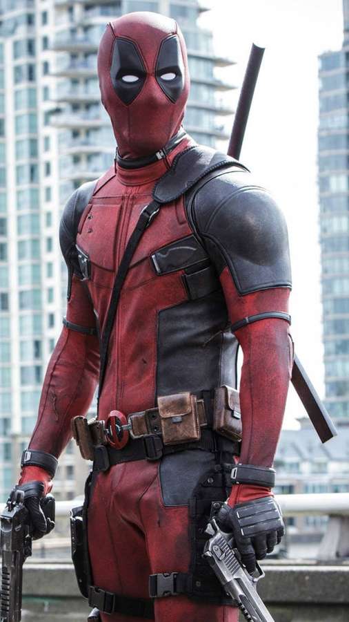 Deadpool en traje rojo y negro con armas en entorno urbano — Película de Deadpool Fondos de pantalla