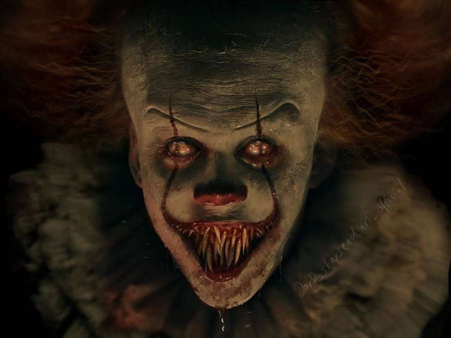 Ein bedrohlicher Clown mit scharfen Zähnen und glühenden Augen in einer dunklen Umgebung. — Pennywise Bilder