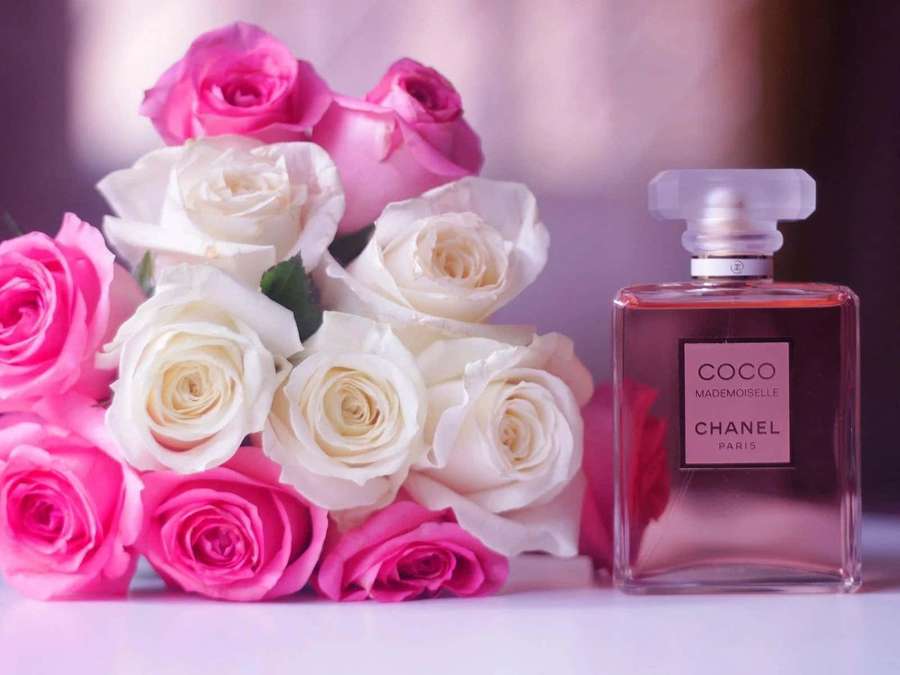 Chanel Coco Mademoiselle perfume bottle with pink and white roses. — Perfume Picture