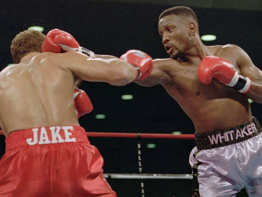 Zwei männliche Boxer im Ring, die während eines Kampfes Schläge austauschen. — Pernell Whitaker Bilder