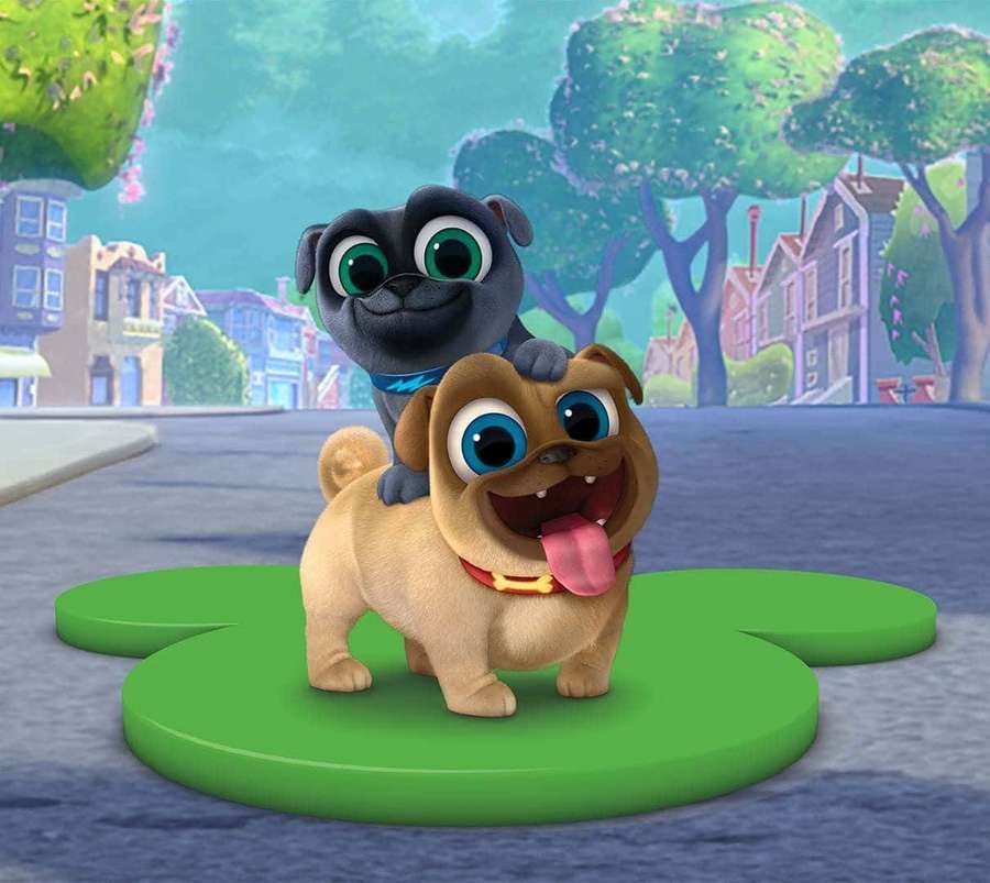 Dos perros pug de dibujos animados viajando juntos en una plataforma verde en una ciudad animada colorida. — Perro lindo Fondos de pantalla