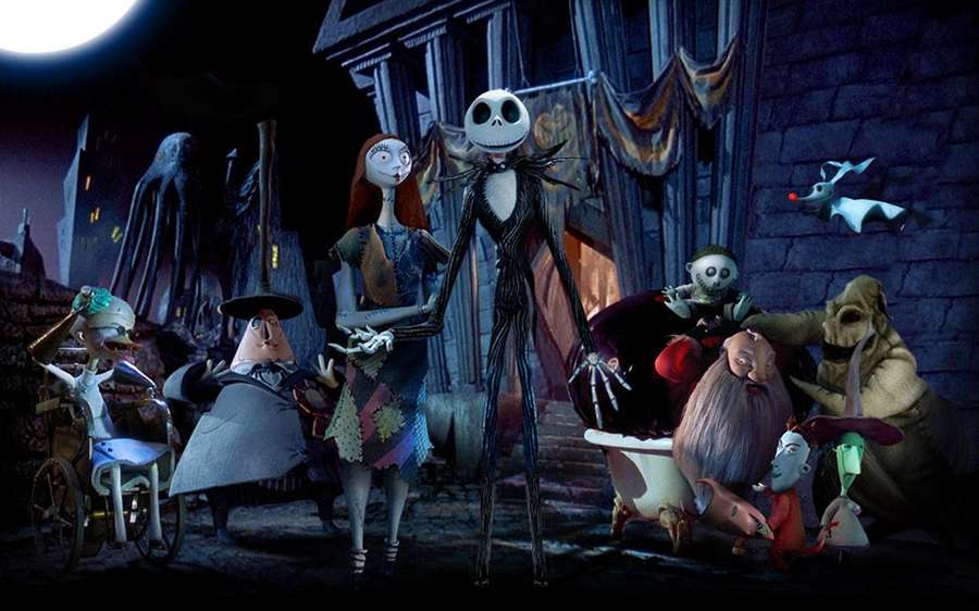 Personajes animados de Halloween se reúnen en una espeluznante casa encantada bajo una luna llena. — Pesadilla Fondos de pantalla