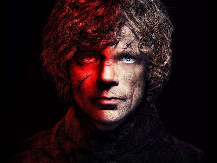 Um homem com uma cicatriz sob iluminação vermelha olha intensamente para a câmera. — Peter Dinklage Papéis de Parede