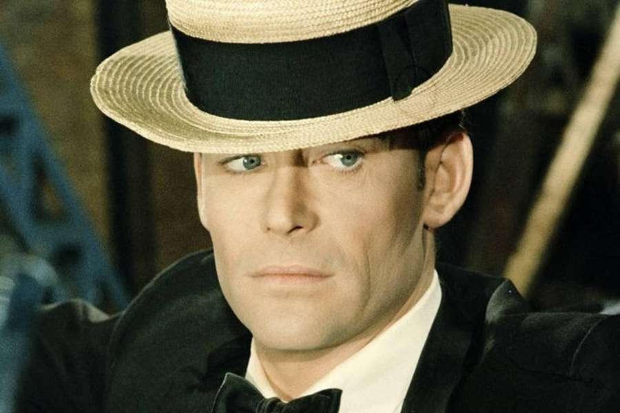 Hombre con sombrero de paja y traje negro con pajarita parece serio — Peter O'toole Fondos de pantalla