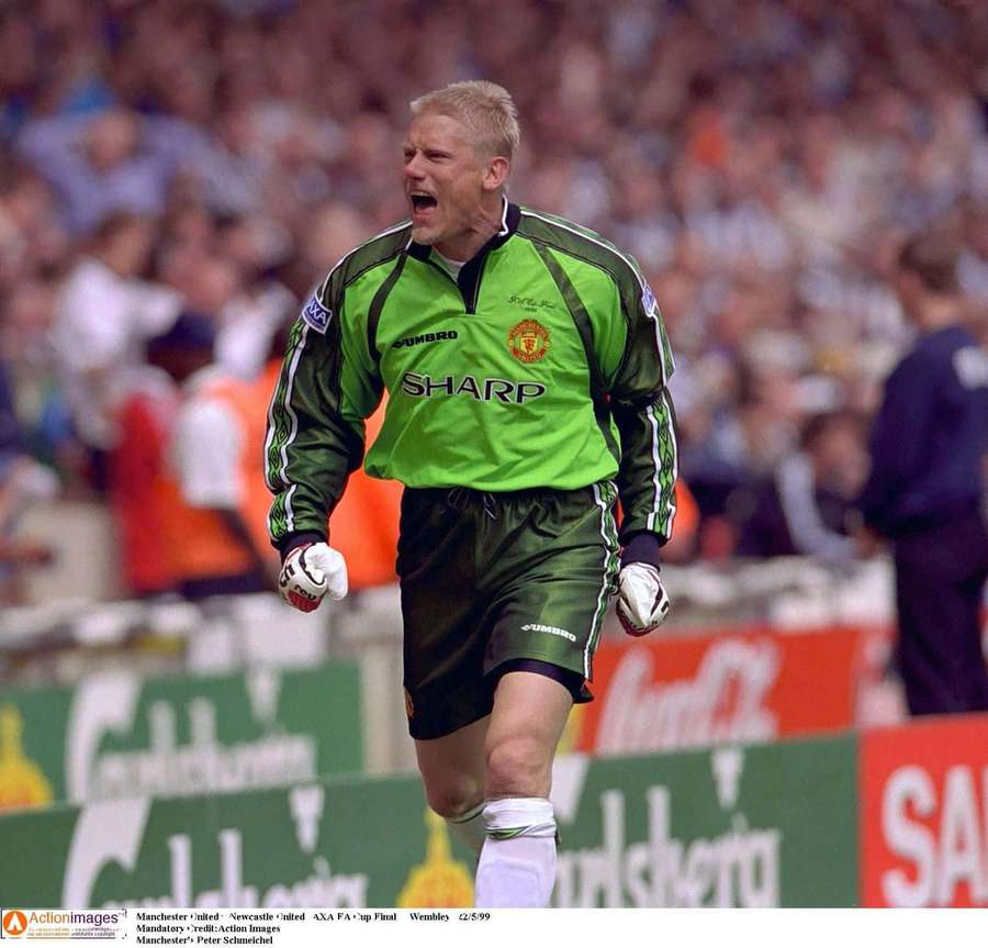 Football goalkeeper celebrating victory in front of cheering fans. — Peter Schmeichel Wallpaper