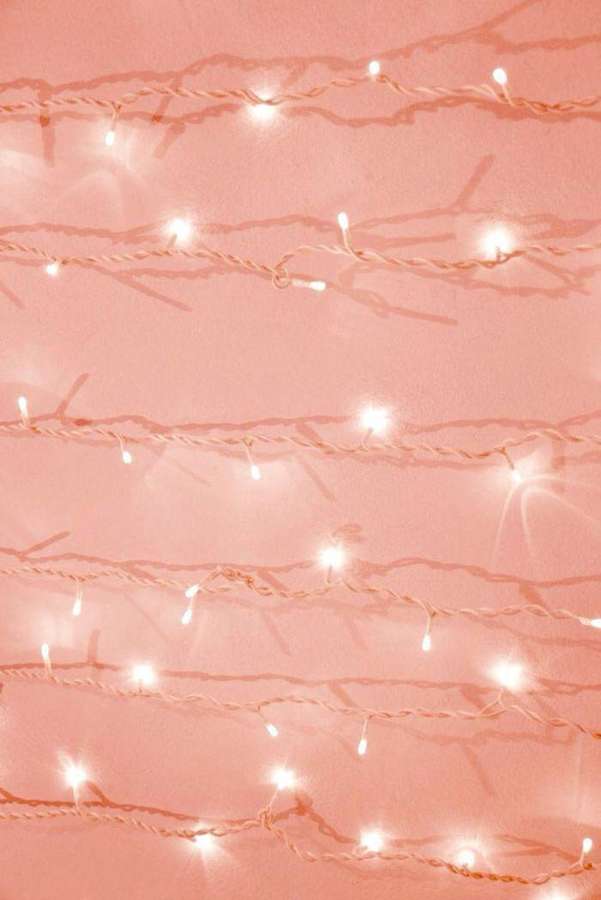 Gemütliche rosa Lichterketten, die sanft an einer Wand leuchten. — Pfirsich-ästhetik Wallpaper
