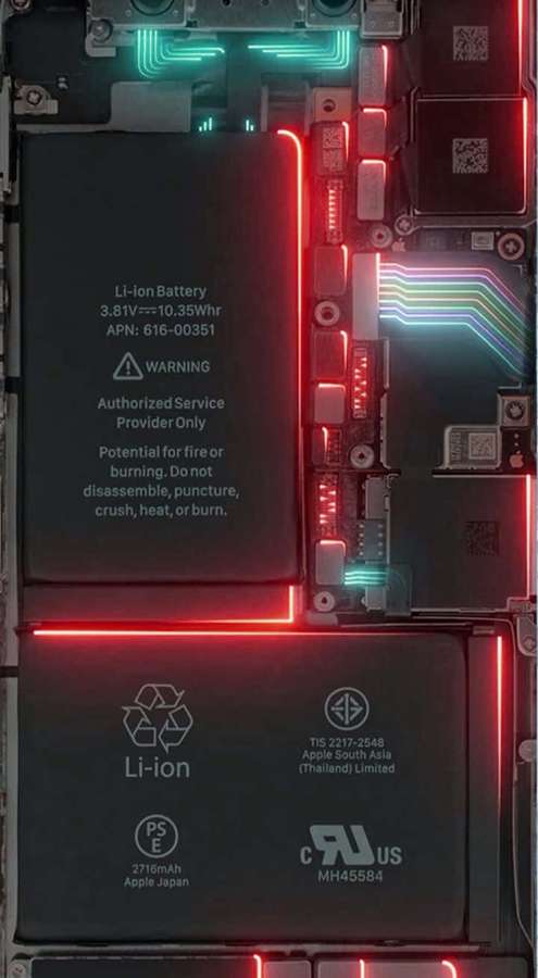 Nærbillede af smartphone-indre med glødende røde og grønne kredsløb. — Phone Inside Wallpapers