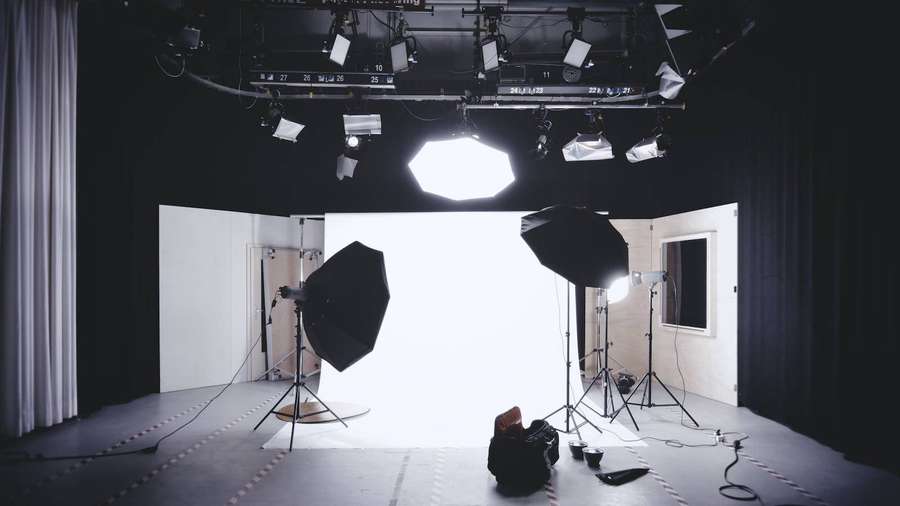 Professionell fotostudio med belysningsutrustning och vit bakgrund. — Photography Studio Bakgrundsbilder