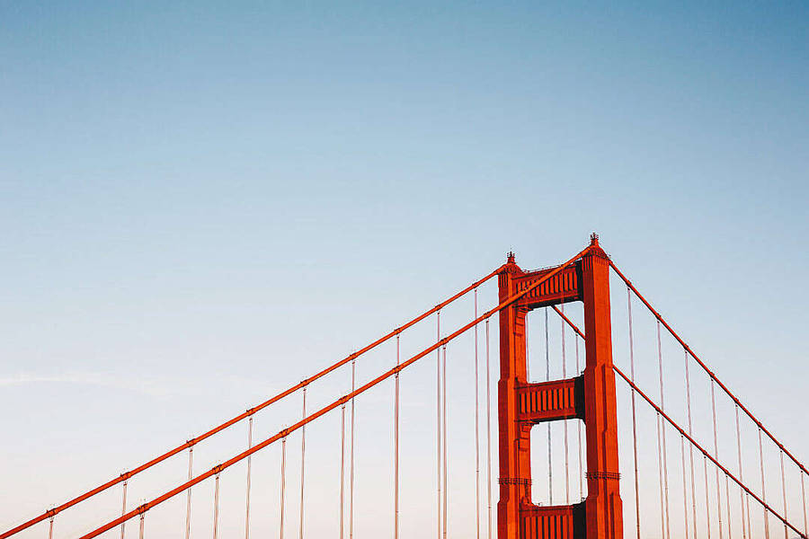 Golden Gate Bridge-tårn ved soloppgang med klar blå himmel — Søyle Bakgrunner