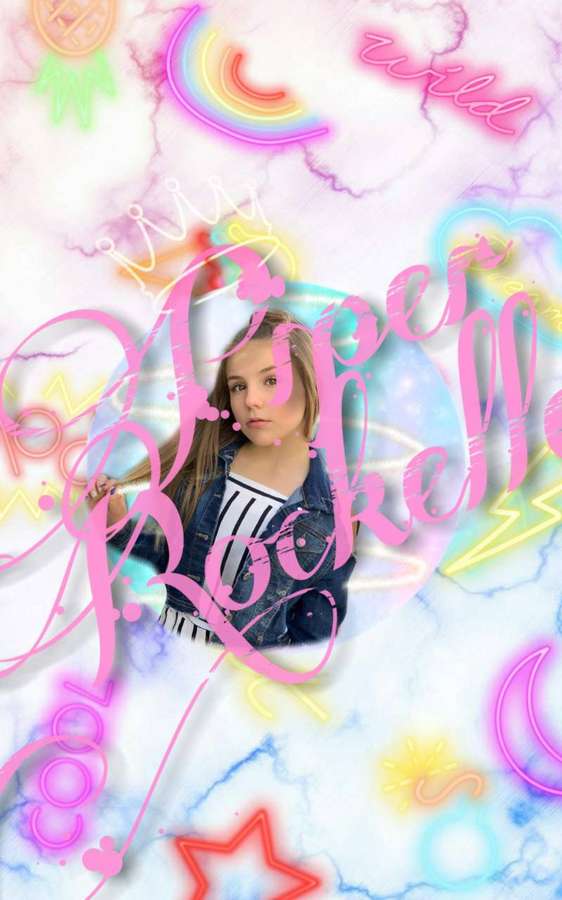Una ragazza in giacca di jeans circondata da grafiche e testo al neon colorati. — Piper Rockelle Sfondi