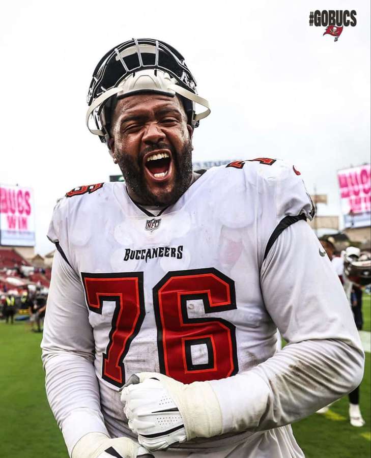 Tampa Bay Buccaneers -jalkapalloilija numero 76 juhlii kentällä. — Piraatit Taustakuvat