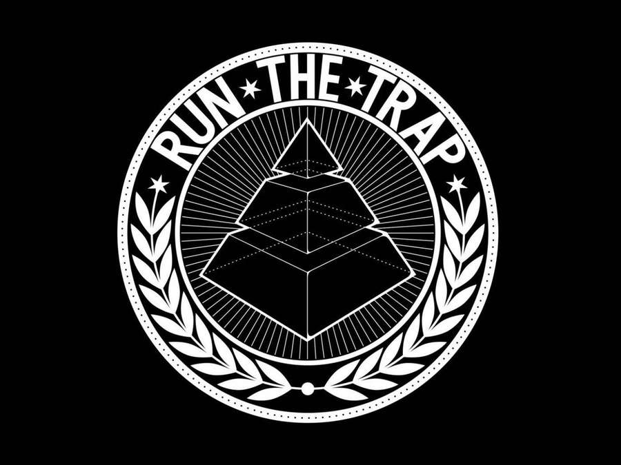 Logotipo circular con pirámide y corona de laurel que dice run the trap — Pirámide Negra Fondos de pantalla
