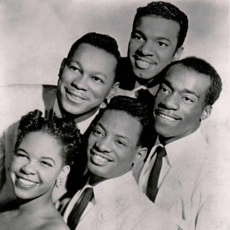 Five smiling musicians in suits in a vintage black and white photo. — Platters Wallpaper