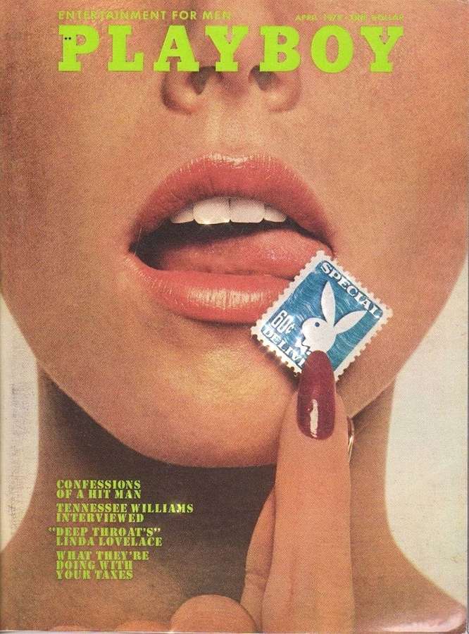 Lippen einer Frau halten eine blaue Playboy-Hasen-Briefmarke mit einem Finger. — Playboy Aesthetic Bilder
