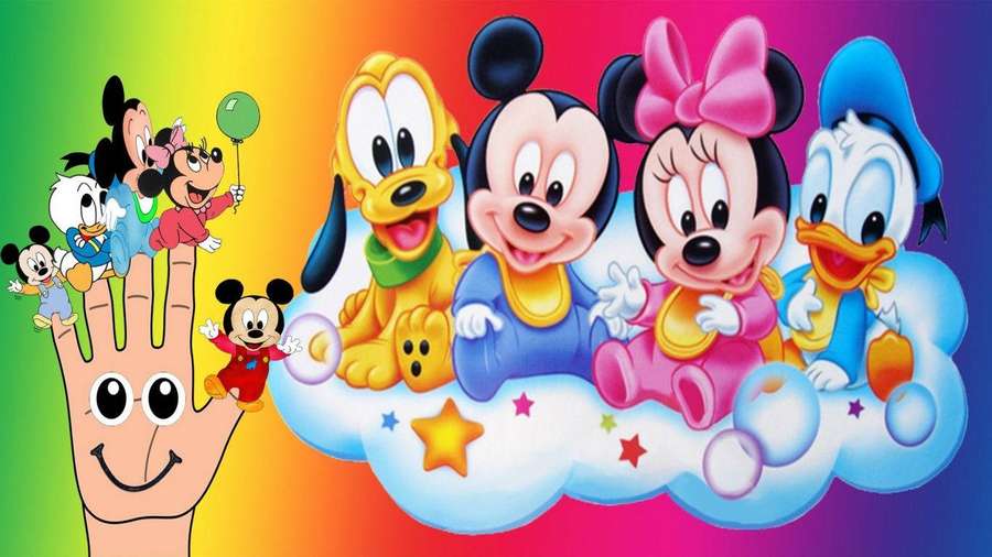 Baby-Disney-Figuren auf einer Wolke mit einer lächelnden Hand, die sie gegen einen Regenbogen hält. — Pluto Hintergrundbild