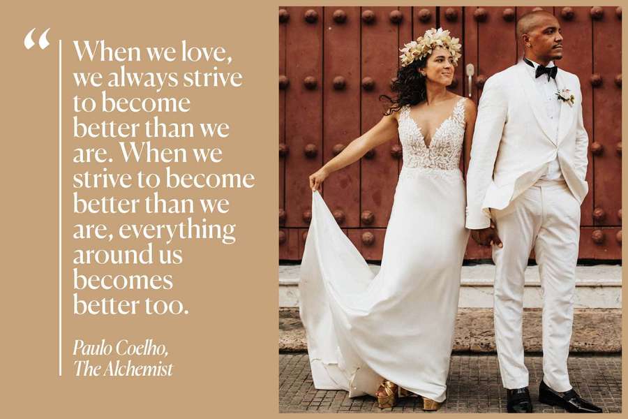 Casal em trajes de casamento em frente a uma porta de metal vermelha com sobreposição de citação inspiradora. — Poetry Quotes Papéis de Parede
