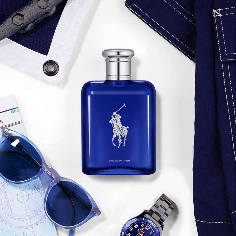 Frasco de perfume azul Ralph Lauren com acessórios masculinos em fundo branco. — Polo Papéis de Parede
