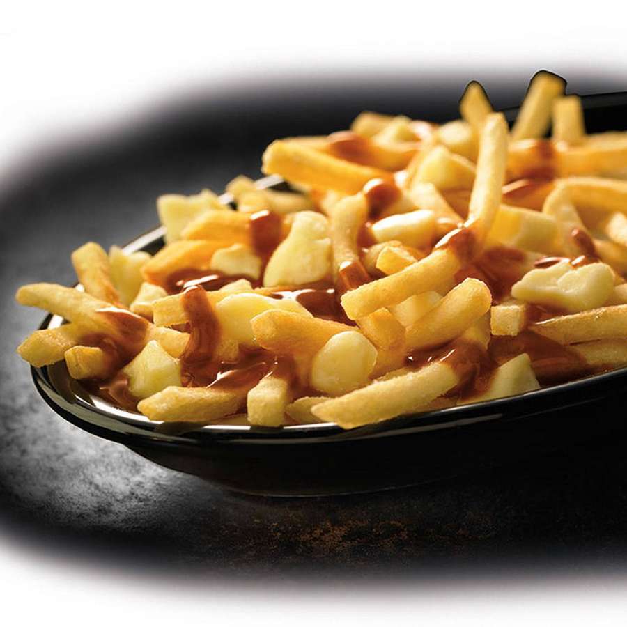 Ein Teller Poutine mit Pommes, Käsebruch und Soße. — Pommes Wallpaper