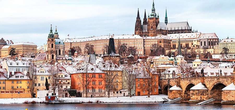 Verschneite Prager Skyline mit Karlsbrücke und Burg im Winter. — Prag Wallpaper