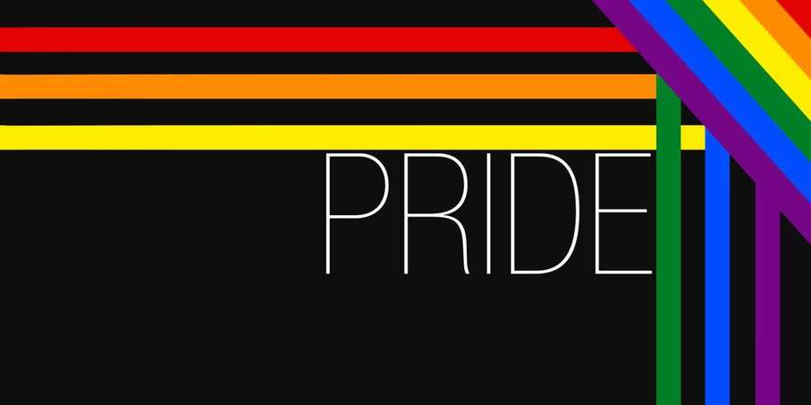 Testo Pride in bianco su nero con strisce e nastri arcobaleno — Pride Sfondi