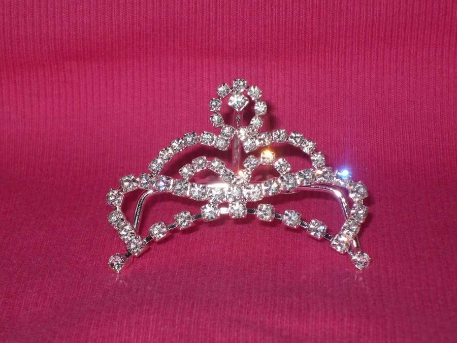 Uma tiara brilhante com pedras transparentes sobre um fundo de tecido rosa. — Princesa Crown Papéis de Parede