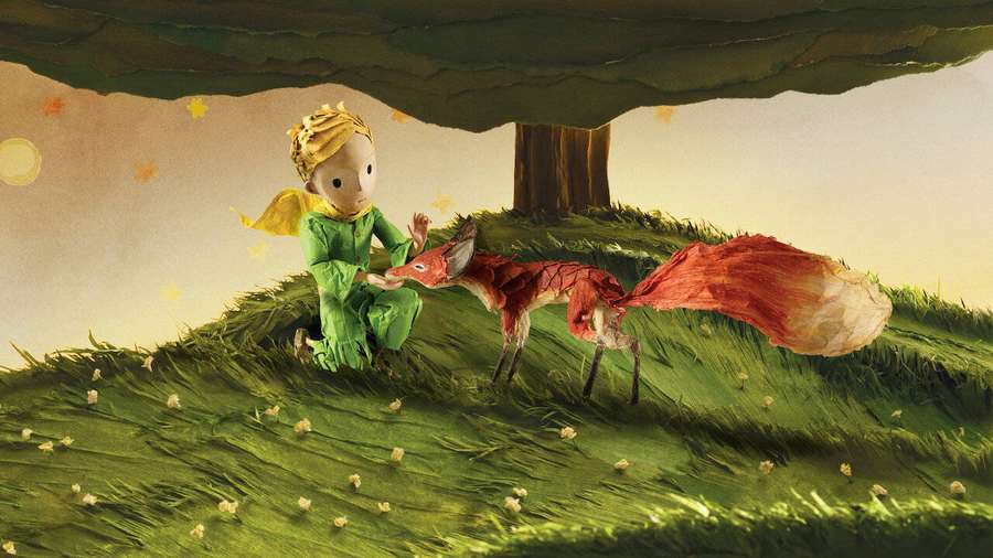 Un niño de verde se encuentra con un zorro rojo bajo un árbol en una escena ilustrada caprichosa. — Príncipe Fondos de pantalla