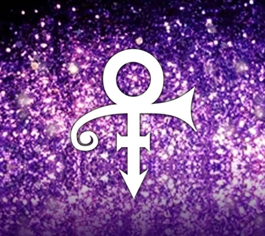 Weißes Prince-Symbol auf glitzerndem lila kosmischen Hintergrund — Prinzensymbol Wallpaper