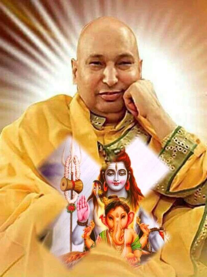 Um líder espiritual em vestes douradas segurando um cartão com as divindades hindus Shiva e Ganesha. — Professora Papéis de Parede