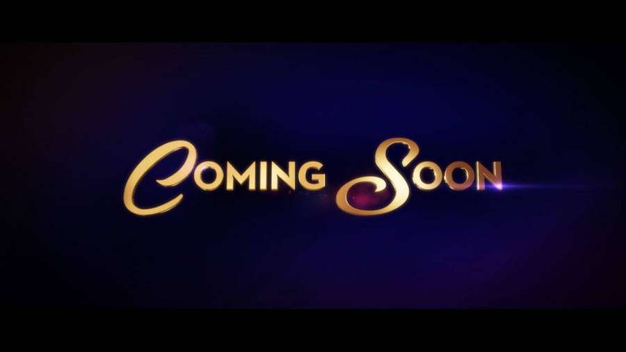 Texto dorado 'Coming Soon' con destello de lente sobre fondo púrpura oscuro — Próximamente Fondos de pantalla