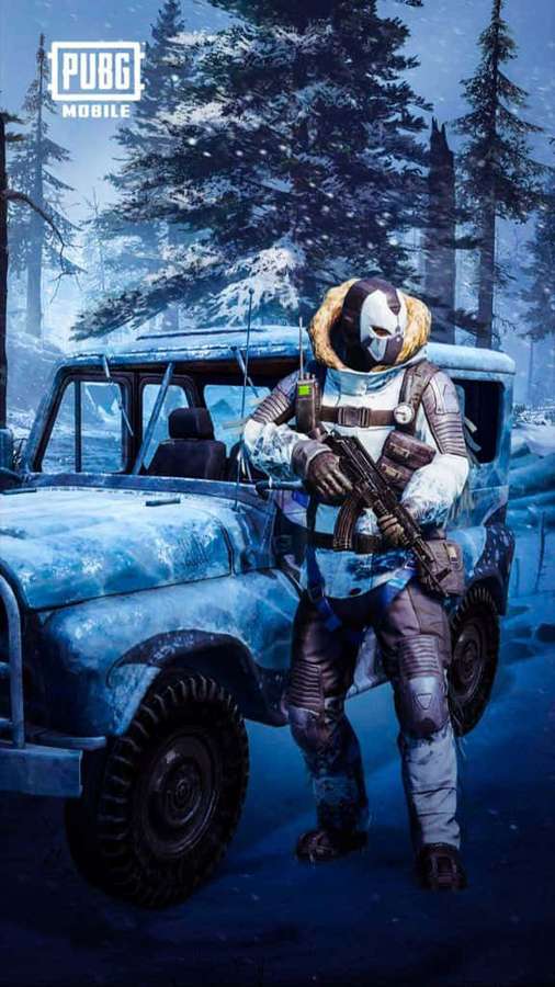 Soldat i vinterutstyr med rifle ved siden av snødekt jeep i snødekt skog. — Pubg Android Bakgrunner