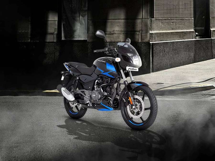 Black and blue motorcycle parked on wet city street at night. — Pulsar 150 Wallpaper