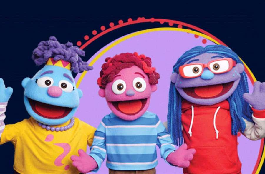 Three cheerful puppets waving with rainbow background — Puppet Picture