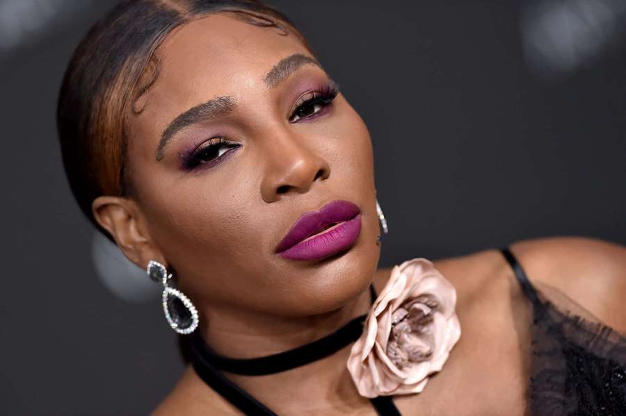 A stylish woman with purple lips and a pink rose accessory. — Purple Lipstick Wallpaper
