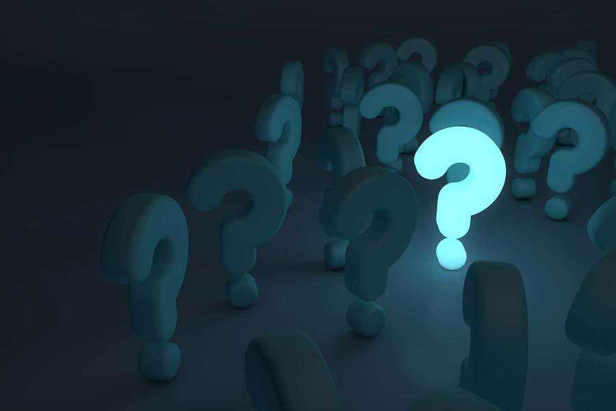 Glowing blue question mark surrounded by dimmer teal question marks in dark space. — Question Mark Wallpaper