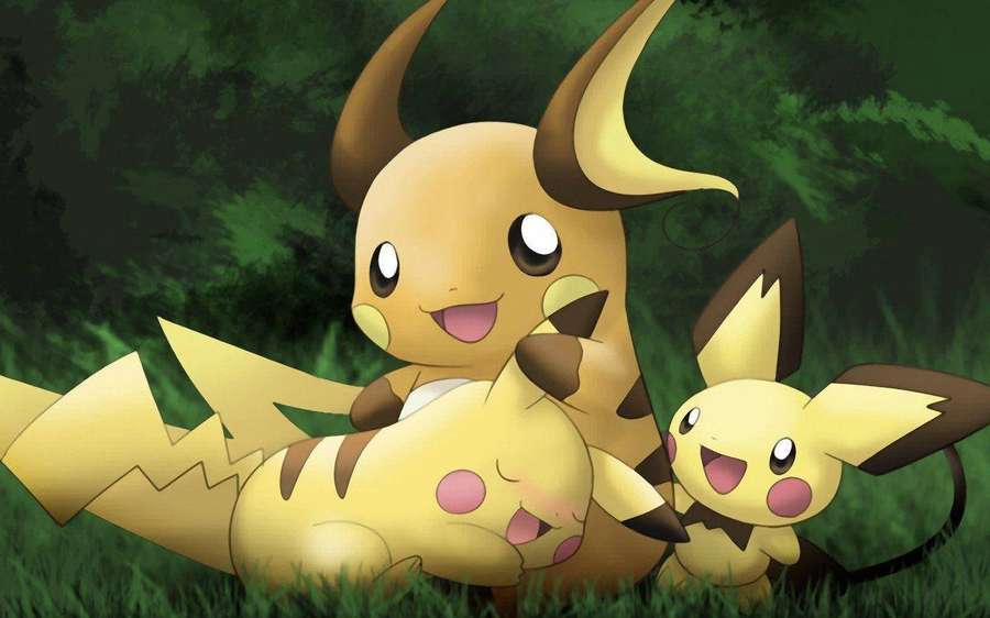 Drei Pokémon-Charaktere Raichu und zwei Pikachu sitzen zusammen auf Gras in einem Wald — Raichu Bilder