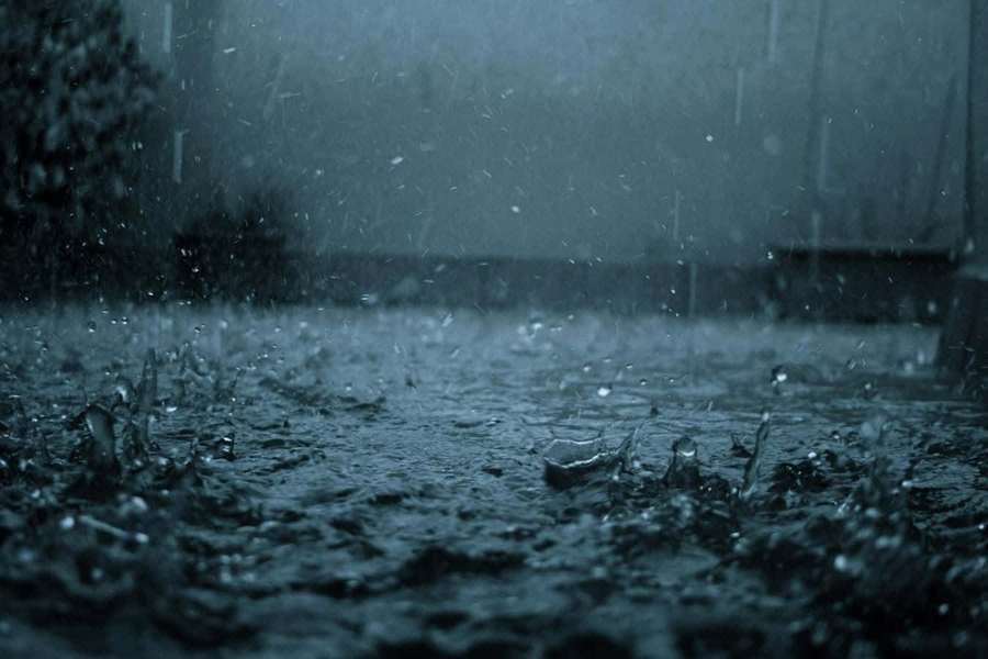Regndroppar stänker på våt trottoar under en stormig dag. — Rain Desktop Bakgrundsbilder