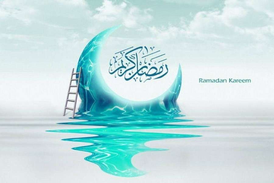 Halbmond mit arabischer Schrift, der aus dem Wasser aufsteigt, mit einer daran gelehnten Leiter. — Ramadan Bilder