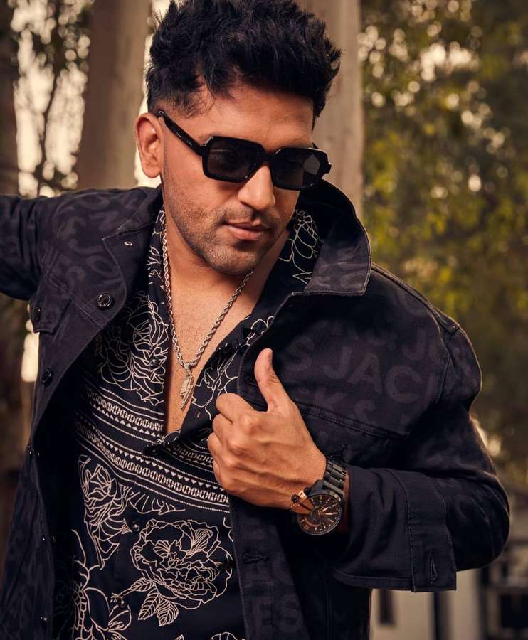 Man wearing sunglasses and patterned shirt posing outdoors. — Randhawa Wallpaper