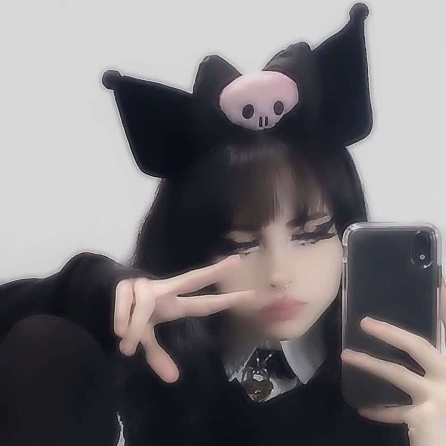 Person iført kranie pandebånd laver fredstegn i selfie — Random Pfp Wallpapers
