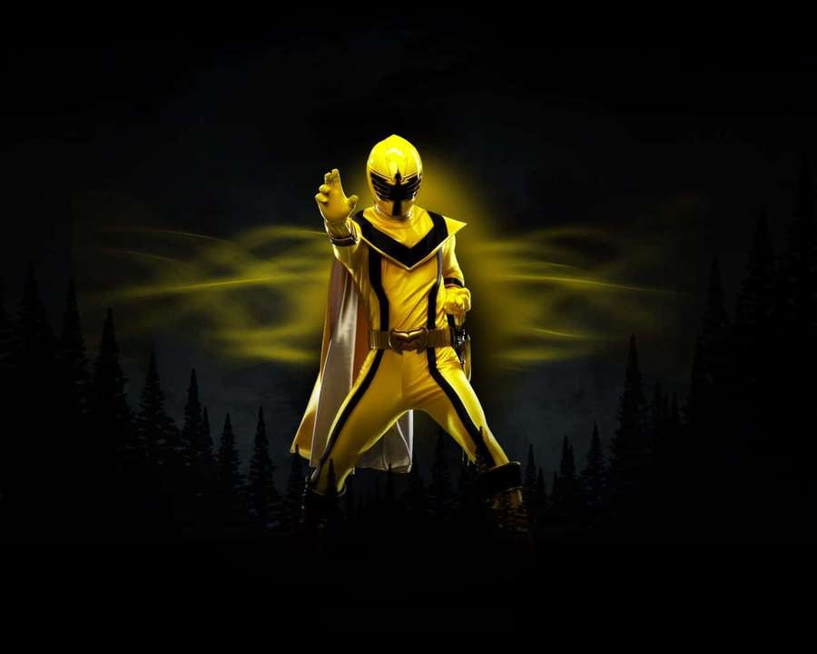 Power ranger amarillo en el bosque de noche con efecto de energía brillante. — Ranger Amarillo Fondos de pantalla